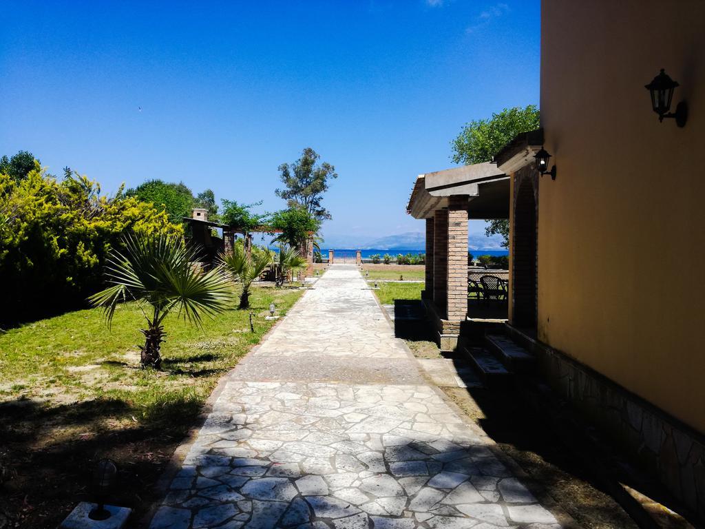 Antonia Beachfront Villa レフキンミ エクステリア 写真