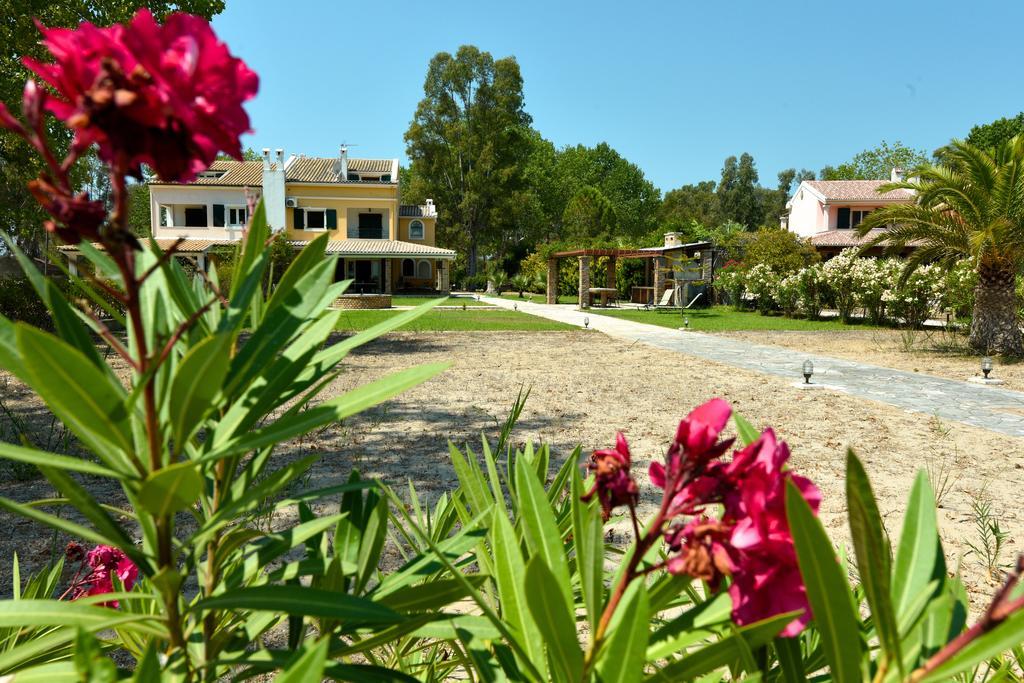 Antonia Beachfront Villa レフキンミ エクステリア 写真